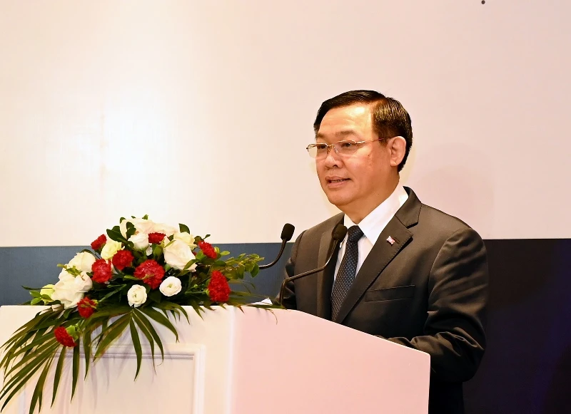 Đồng chí Vương Đình Huệ, Ủy viên Bộ Chính trị, Bí thư Thành ủy phát biểu ý kiến tại buổi tọa đàm.