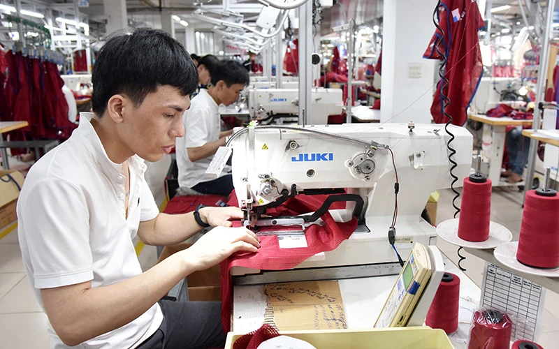 May quần áo xuất khẩu tại Công ty cổ phần Nam Tiệp (cụm công nghiệp An Xá, TP Nam Ðịnh, tỉnh Nam Ðịnh). Ảnh: Nam Anh 
