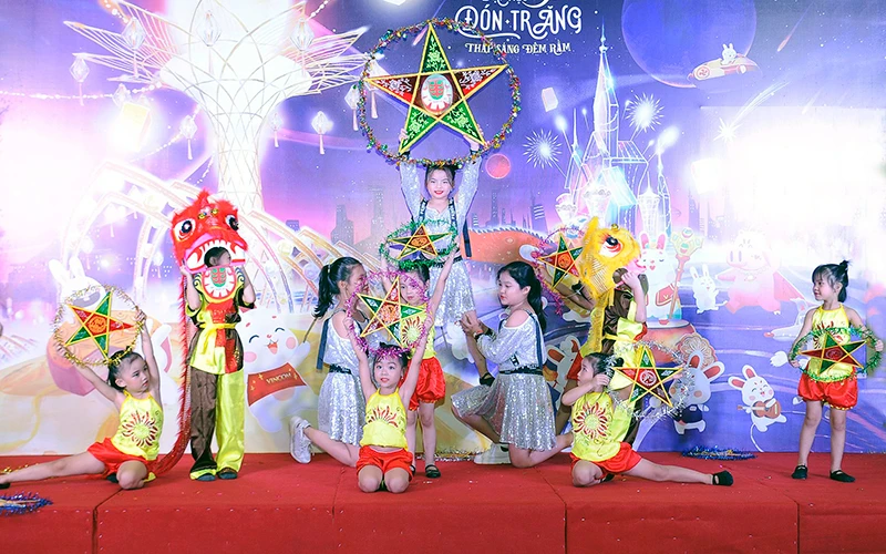 Chương trình nghệ thuật "Ðón trăng - thắp sáng đêm rằm" của các cháu thiếu nhi quận Hoàng Mai (Hà Nội). Ảnh: Nguyễn Ðăng 