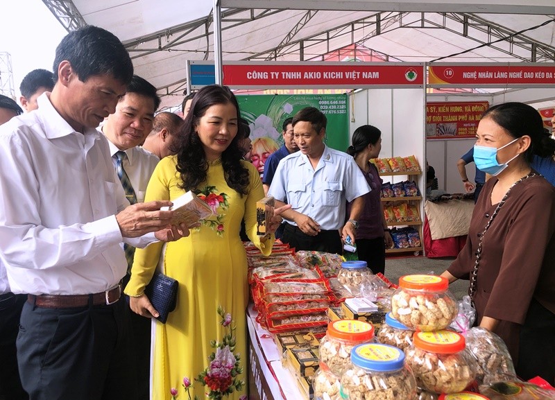 Tuần hàng Việt tổ chức tại thị xã Sơn Tây.