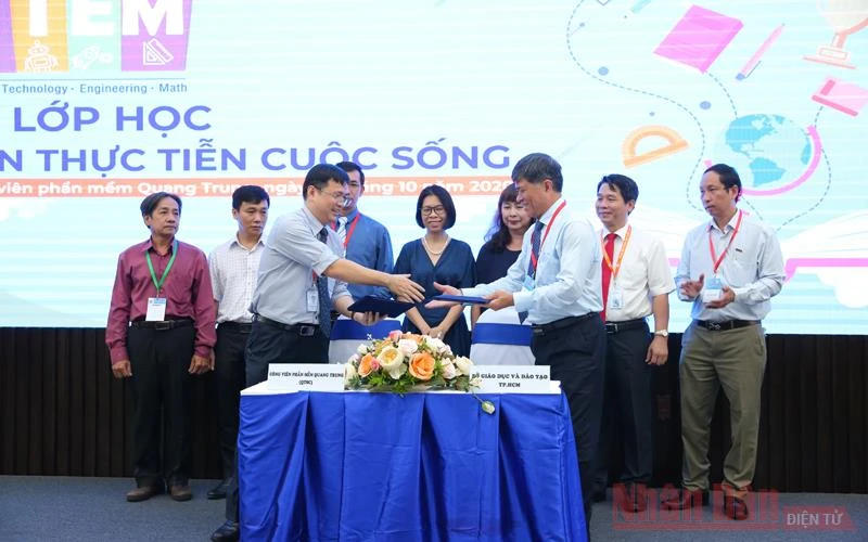 Đại diện lãnh đạo Sở GD-ĐT TP Hồ Chí Minh và Công viên Phầm mềm Quang Trung ký thỏa thuận hợp tác.