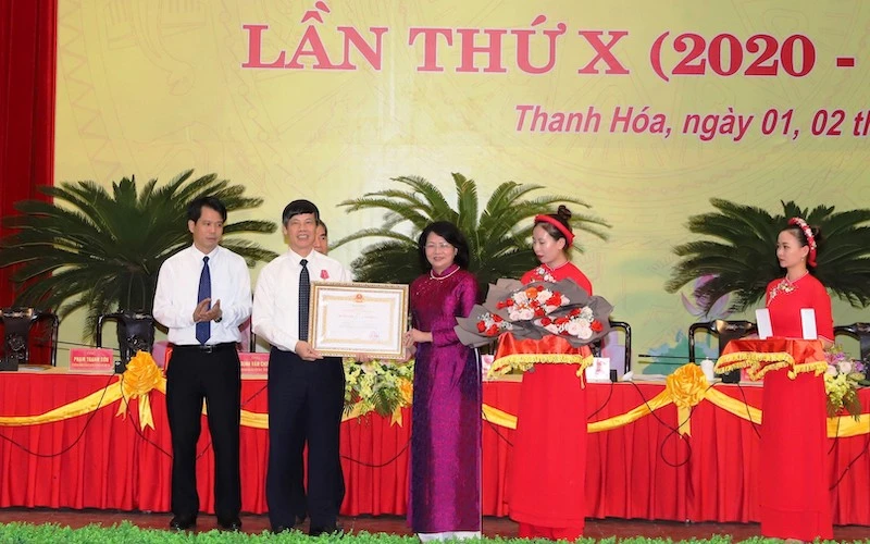 Phó Chủ tịch nước trao tặng Huân chương Lao động hạng Nhất cho Chủ tịch UBND tỉnh Thanh Hóa Nguyễn Đình Xứng.