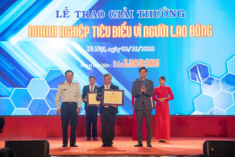 Ông Trần Xuân Hoàng - Ủy viên HĐQT, Chủ tịch Công đoàn BIDV - đại diện BIDV nhận Bằng khen của Tổng liên đoàn Lao động Việt Nam.