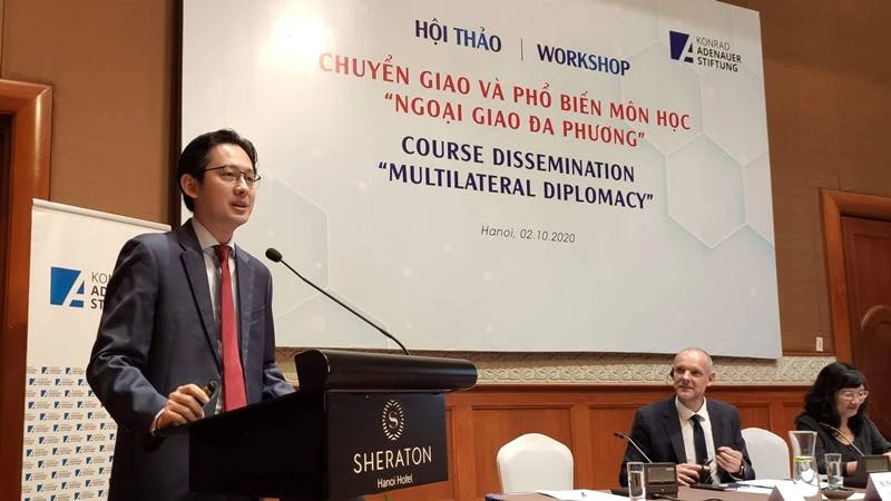 Ông Đỗ Hùng Việt, Vụ trưởng Các tổ chức quốc tế phát biểu tại hội thảo.