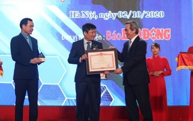Đồng chí Nguyễn Văn Bình và đồng chí Nguyễn Đình Khang trao Bằng khen của Thủ tướng tới tám doanh nghiệp tiêu biểu.