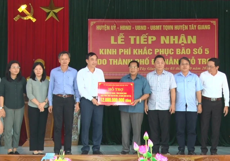 Lãnh đạo TP Đà Nẵng trao tiền hỗ trợ giúp huyện Tây Giang khắc phục thiệt hại. 