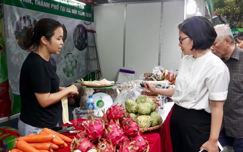 Người tiêu dùng tham quan, mua sắm tại Tuần hàng trái cây, nông sản các tỉnh, thành phố tại TTTM Mipec Long Biên.