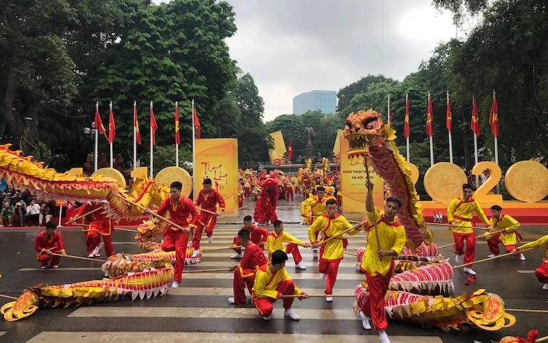 Các chương trình biểu diễn múa rồng tạo nên không khí lễ hội tưng bừng ở trung tâm Thủ đô.