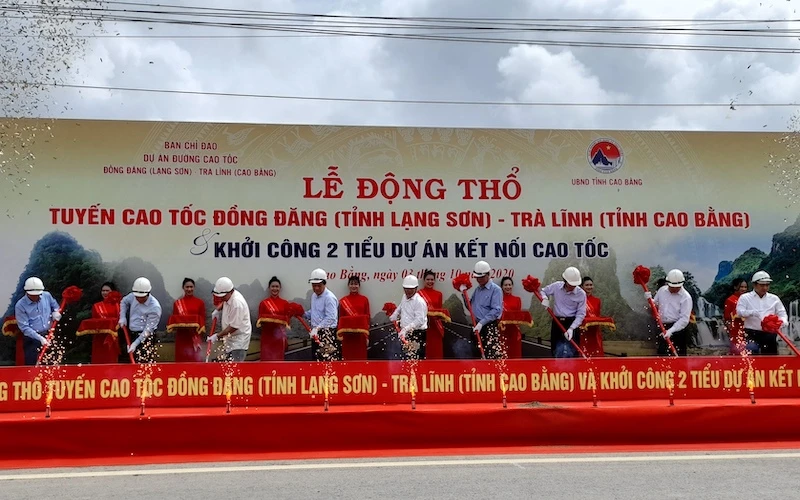 Các đại biểu động thổ xây dựng đường cao tốc Đồng Đăng (Lạng Sơn)-Trà Lĩnh (Cao Bằng).