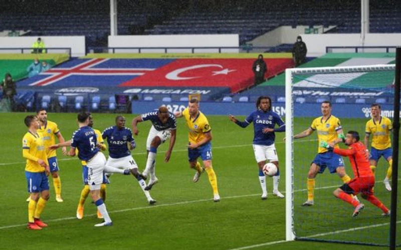 Các cầu thủ Everton (áo xanh) xuất sắc thắng Brighton 4-2.