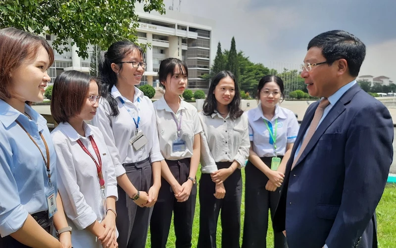 Phó Thủ tướng Phạm Bình Minh trao đổi với sinh viên Đại học quốc gia TP Hồ Chí Minh.
