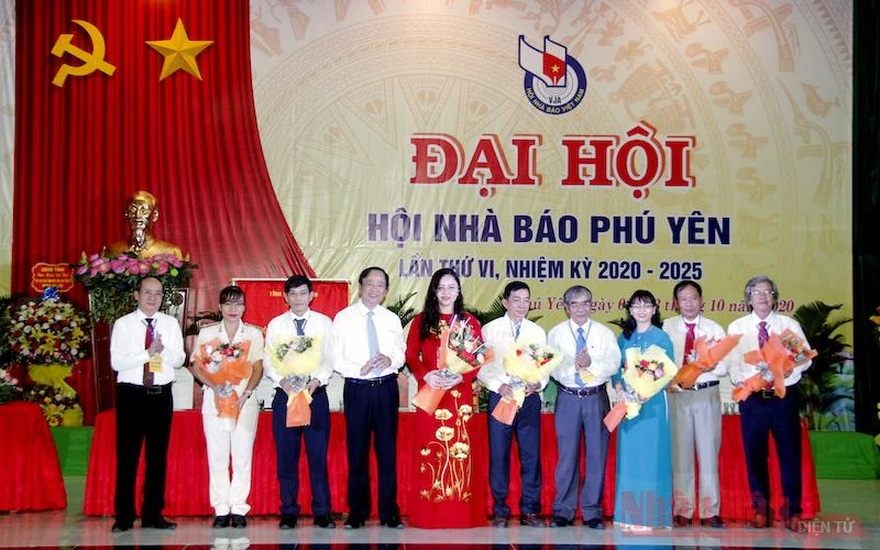 Ban chấp hành Hội Nhà báo Phú Yên khóa VI (2020-2025) ra mắt đại hội.