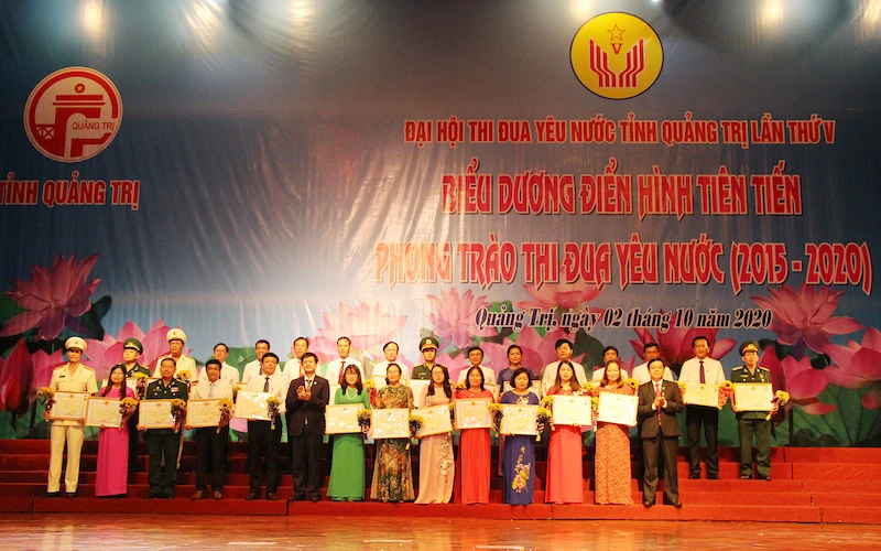 Lãnh đạo tỉnh Quảng Trị tặng Bằng khen của Chủ tịch UBND tỉnh cho các tập thể điển hình tiên tiến.