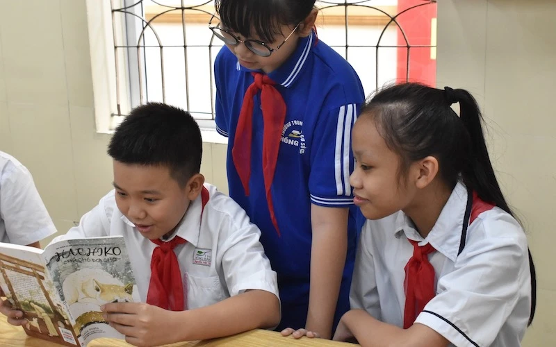 Các học sinh Trường THCS Hồng Bàng (Hải Phòng) đang đọc sách tại lớp học.