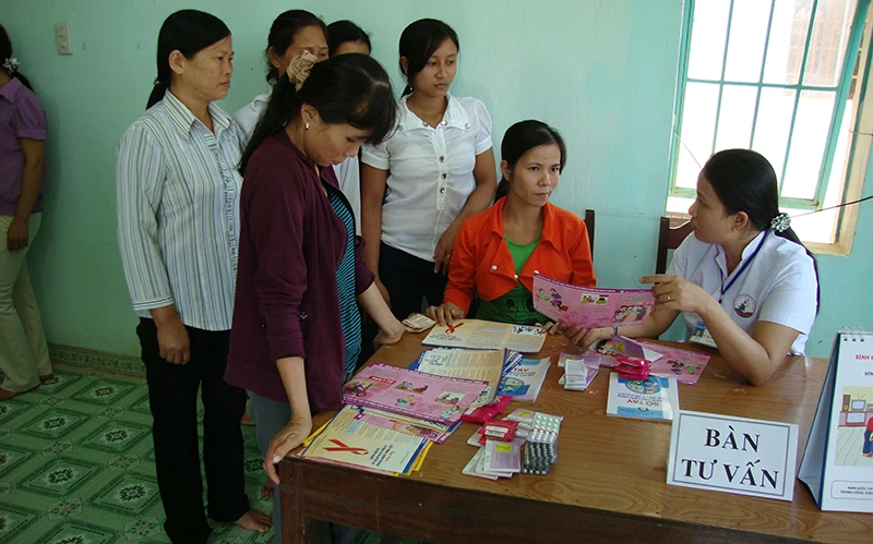 Bác sĩ tư vấn đối tượng trong độ tuổi sinh đẻ về các biện pháp tránh thai tại tỉnh Lâm Đồng. Ảnh: Công Nam