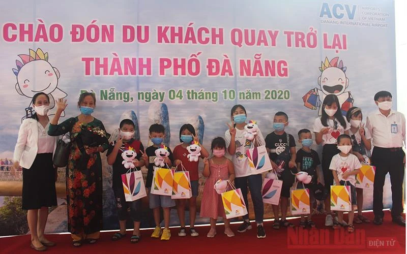 Đà Nẵng đón đoàn khách đầu tiên từ thủ đô Hà Nội sau thời gian dài tạm ngưng mọi hoạt động do dịch bệnh Covid-19.