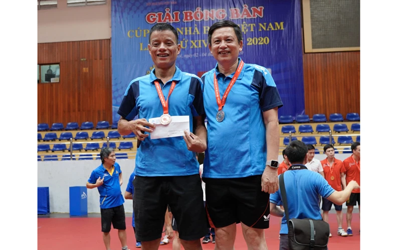 Đội bóng bàn Báo Nhân Dân nhận Huy chương bạc, nội dung đôi nam có lãnh đạo.