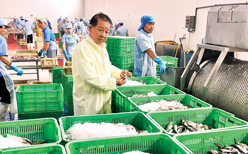 Anh hùng Lao động, Chủ tịch Công ty Coimex Lê Văn Kháng kiểm tra các khâu chế biến chả cá Surimi.Ảnh: VĂN HÒA