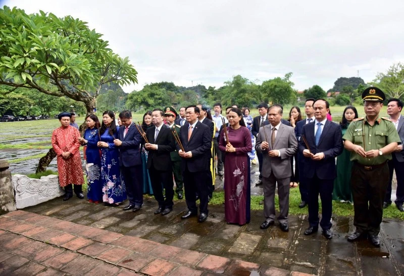Các đồng chí lãnh đạo TP Hà Nội, tỉnh Ninh Bình và các đại biểu dâng hương tại Bia tưởng niệm Vua Lý Thái Tổ trong quần thể Khu di tích lịch sử văn hóa Cố đô Hoa Lư.