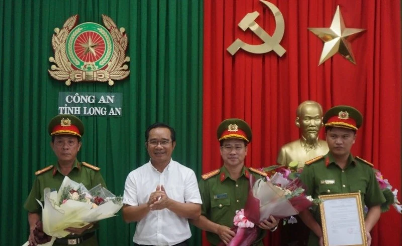 Phó Bí thư Thường trực Tỉnh ủy, Nguyễn Văn Được trao thưởng Ban chuyên án triệt phá vụ vận chuyển 16kg ma túy.