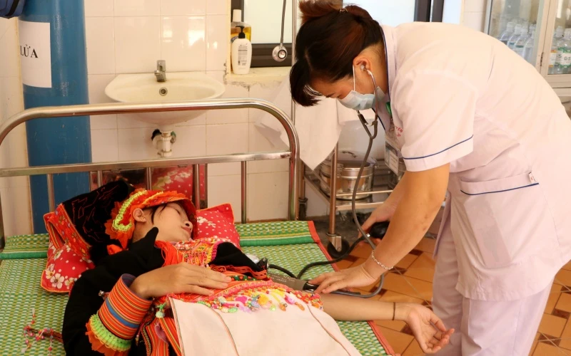 Chị Tẩn Sa Dấu ở bản Sơn Bình, xã Ma Ly Pho, huyện Phong Thổ (Lai Châu) đến Trạm Y tế xã Ma Ly Pho để khám thai định kỳ.