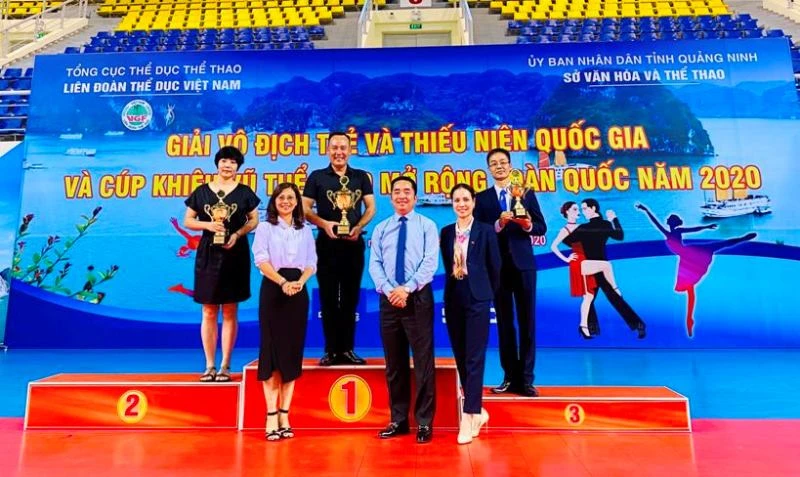 Ban tổ chức trao cúp cho các đội nhất, nhì và ba Giải cúp khiêu vũ mở rộng toàn quốc năm 2020.