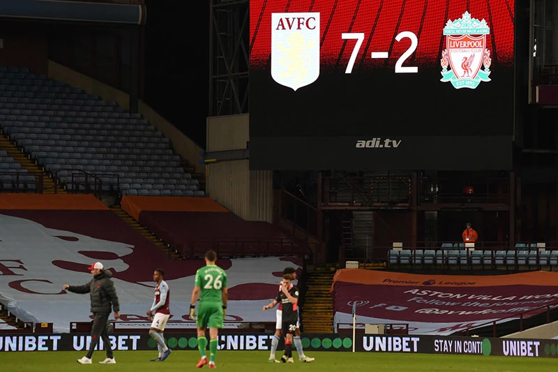 Nhà đương kim vô địch Liverpool thua sốc 2-7 trước Aston Villa.