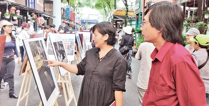 Công chúng xem triển lãm ảnh "Sài Gòn Covid-19" của nhiếp ảnh gia Trần Thế Phong.