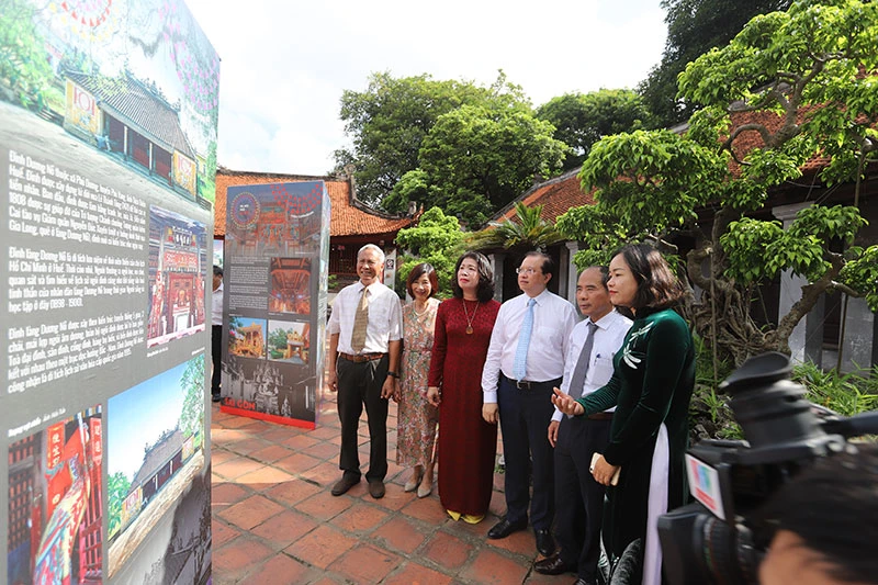 Các đại biểu tham quan triển lãm “Hà Nội - Huế - Sài Gòn: Truyền thống và Phát triển”.