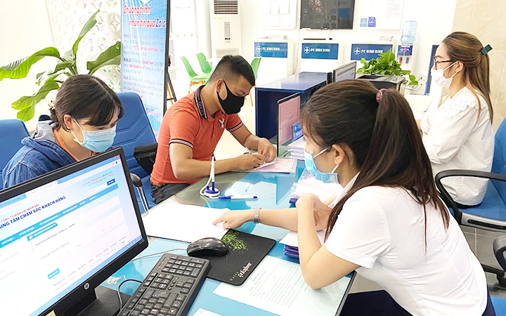 Nhân viên Chi nhánh Điện lực TP Ninh Bình, tỉnh Ninh Bình ứng dụng công nghệ thông tin trong giao dịch.