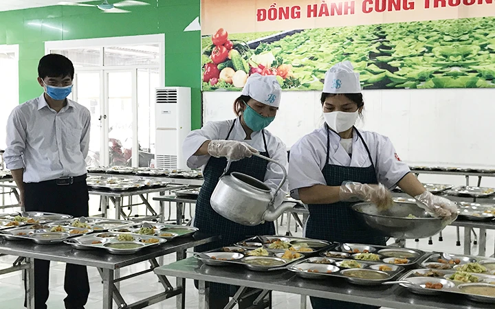 Kiểm tra công tác bảo đảm an toàn thực phẩm tại Trường THCS Dương Nội (quận Hà Đông).