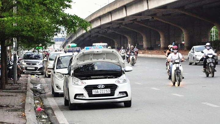 Taxi dừng, đỗ một cách lộn xộn, lấn chiếm không gian giao thông của người dân.