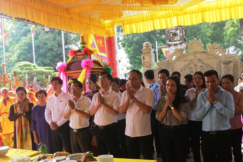 Lãnh đạo tỉnh Hà Nam và huyện Lý Nhân tại Lễ tưởng niệm Quốc Công Tiết Chế Hưng Đạo Vương Trần Quốc Tuấn.