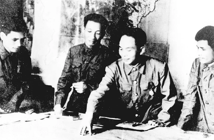 Tổng Quân ủy bàn kế hoạch mở Chiến dịch Điện Biên Phủ (tháng 1-1954). Từ trái sang: các đồng chí Văn Tiến Dũng, Trần Đăng Ninh, Võ Nguyên Giáp, Nguyễn Chí Thanh.