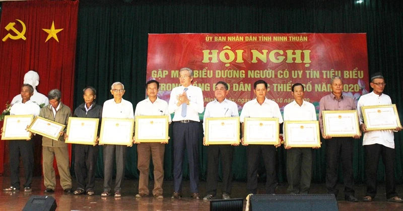 Phó Chủ tịch UBND tỉnh Ninh Thuận, Lê Văn Bình trao bằng khen cho các cá nhân là người có uy tín tiêu biểu.