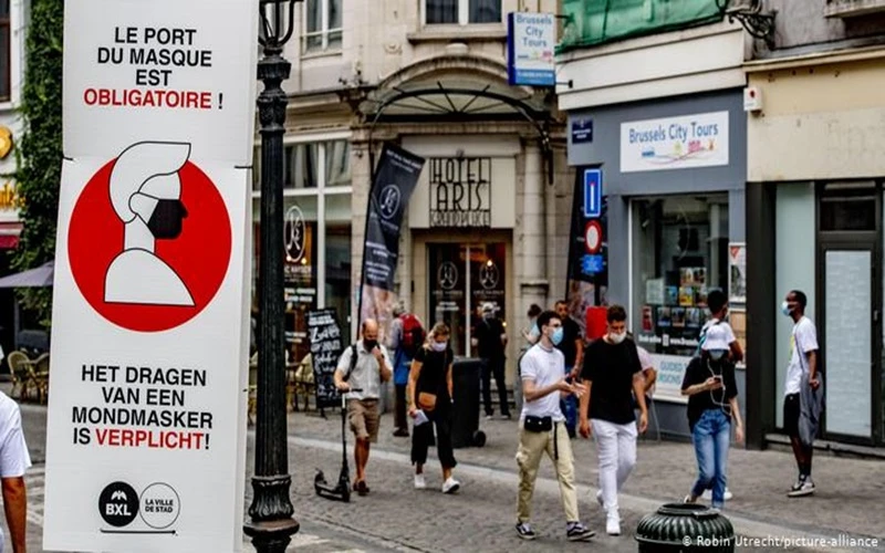 Người dân đeo khẩu trang khi di chuyển trên đường phố Brussels, Bỉ. (Ảnh: DW)