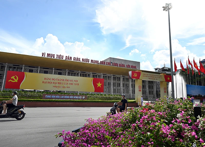 Đường phố Hà Nội rực rỡ cờ hoa chào mừng các sự kiện lớn