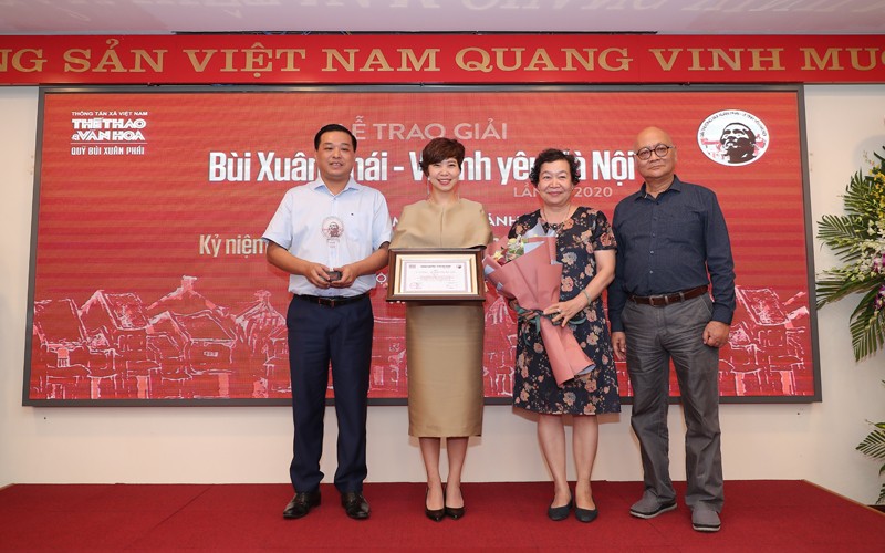 Ban Tổ chức trao giải cho nhóm tác giả thực hiện là Dự án nghệ thuật công cộng phường Phúc Tân (quận Hoàn Kiếm)