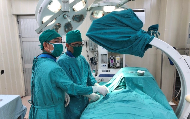 Các bác sĩ Bệnh viện đa khoa Long An thực hiện phẫu thuật đặt máy tạo nhịp cho bệnh nhân N.T.H.