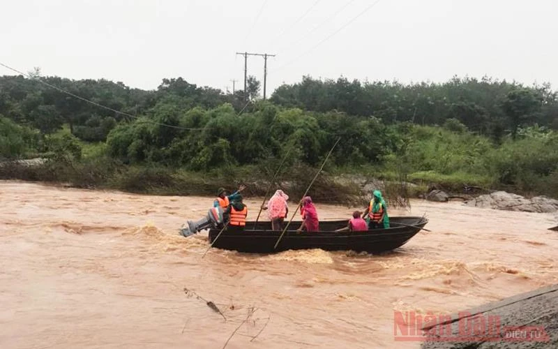 Lực lượng chức năng vẫn đang tích cực tìm kiếm hai cha con ông Nguyễn Văn Trường. Ảnh: PHAN HÒA.