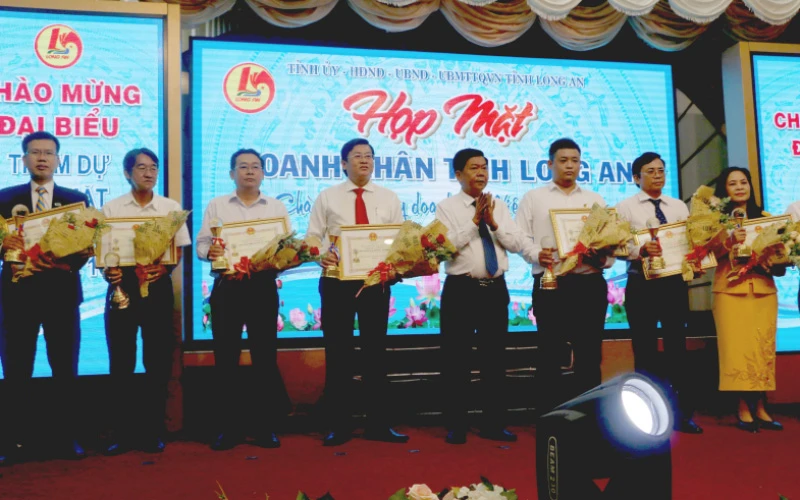 Chủ tịch UBND tỉnh Long An Trần Văn Cần trao Bằng khen cho doanh nghiệp tiêu biểu xuất sắc góp góp phần cho quá trình phát triển kinh tế - xã hội tại Long An.