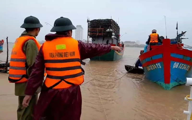 BĐBP Quảng Bình cứu nạn tàu cá bị lũ cuốn trôi ra biển