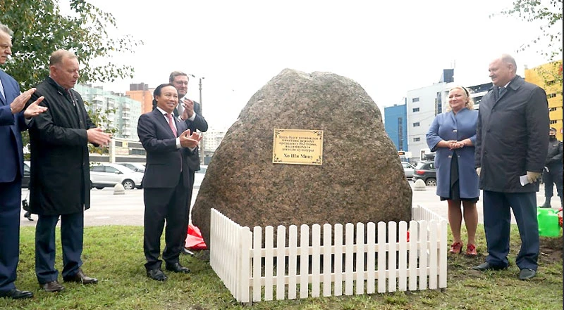 Đặt phiến đá đúng vị trí dự kiến dựng bức tượng thứ năm tôn vinh Chủ tịch Hồ Chí Minh tại LB Nga.