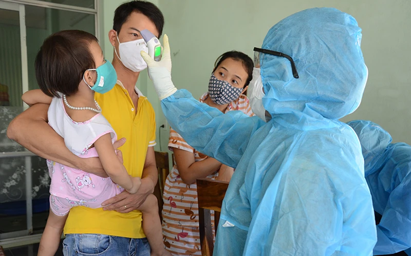 Tổ Covid-19 cộng đồng thực hiện các hoạt động giám sát dịch bệnh trên địa bàn phường Hòa Khánh Bắc, quận Liên Chiểu, TP Đà Nẵng.