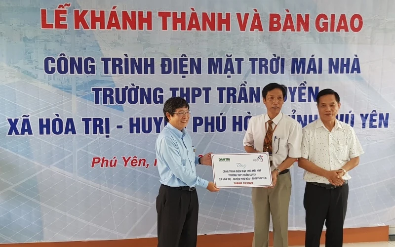 Bàn giao hệ thống điện mặt trời áp mái cho Trường THPT Trần Suyền.