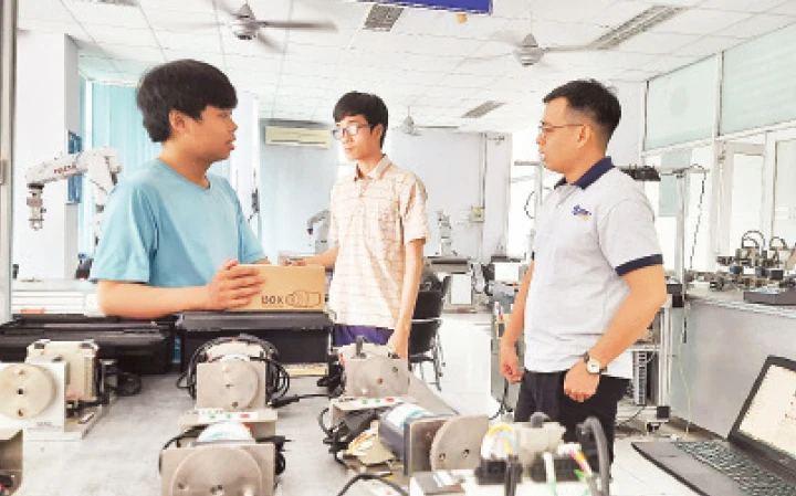 Sinh viên Trường đại học Sư phạm kỹ thuật TP Hồ Chí Minh thực hành tại xưởng tự động hóa của SHTP.TC.