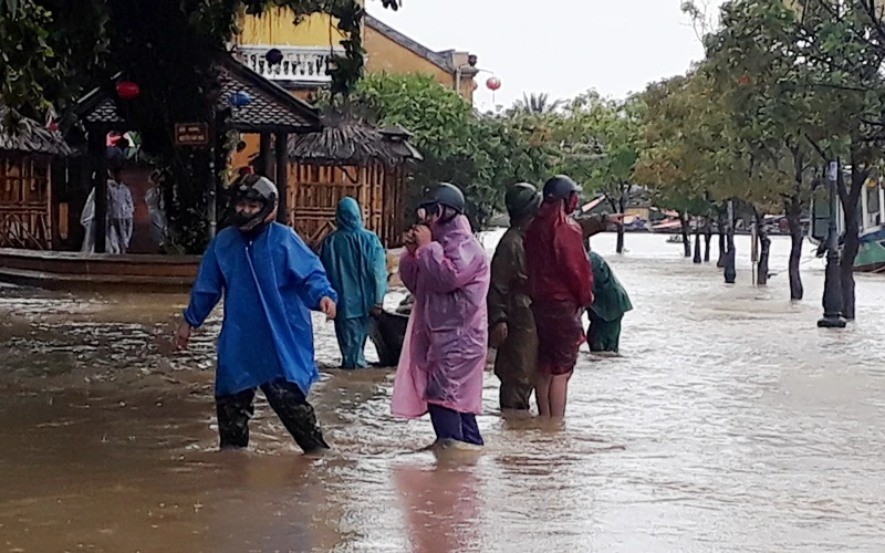 Nước đã ngập đường Bạch Đằng. Ông Nguyễn Văn Lanh, Phó Chủ tịch UBND TP Hội An cho biết: Dự báo lũ chiều ngày 8-10 là 1,6m, diễn biến mưa lũ vẫn còn phức tạp đến ngày 10-10.