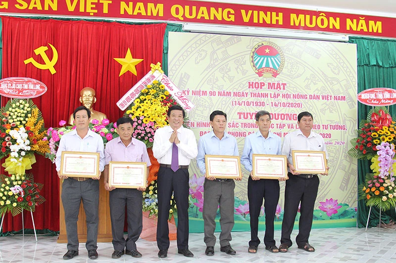 Phó Bí thư Thường trực Tỉnh ủy Vĩnh Long Bùi Văn Nghiêm trao Bằng khen của UBND tỉnh Vĩnh Long cho các tập thể có thành tích xuất sắc. 