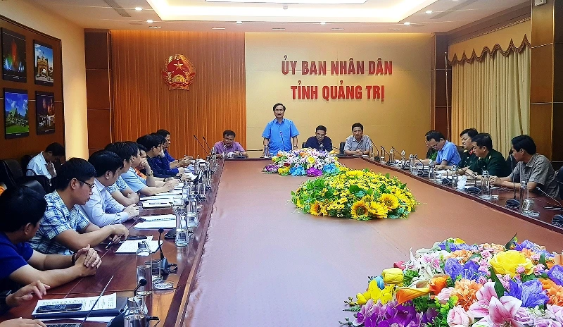 Phó Bí thư Tỉnh ủy, Chủ tịch UBND tỉnh Quảng Trị Võ Văn Hưng kết luận phương án cứu hộ.