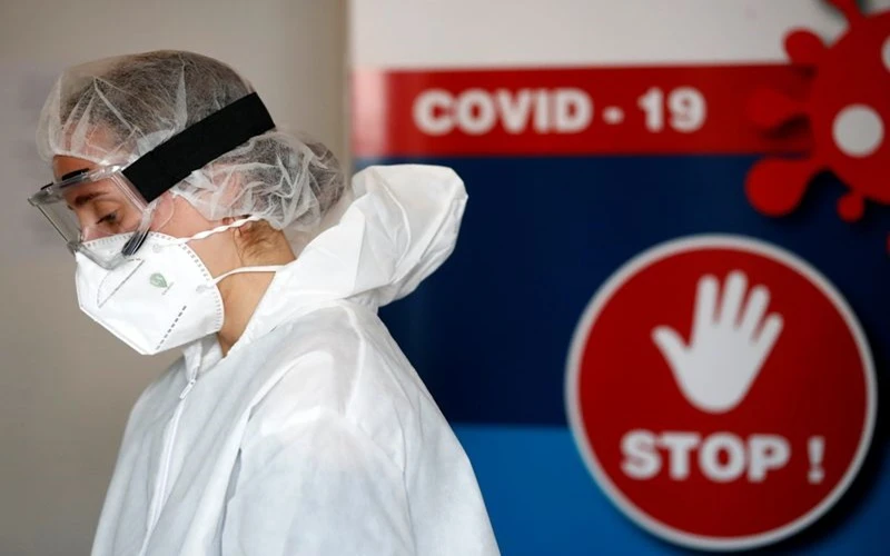 Nhân viên y tế tại một khu điều trị Covid-19 ở Pháp. (Ảnh: Reuters).